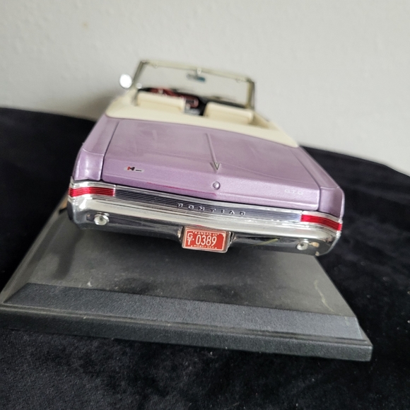 Maisto 1965 Pontiac G.T.O. Die-cast Model Car - Picture 8 of 10
